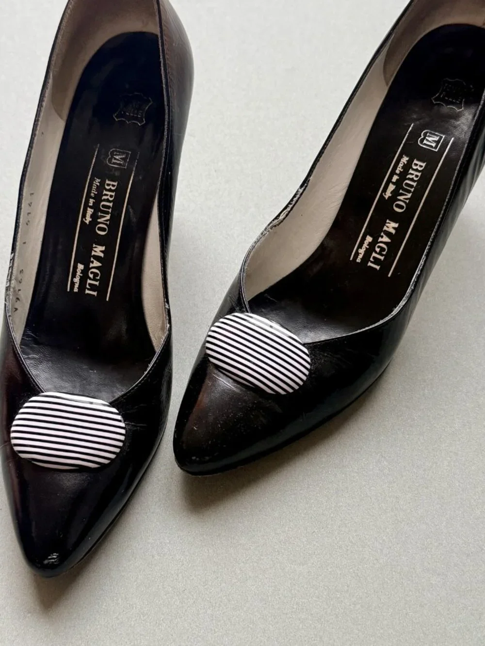 Vintage Bruno Magli Black Leather Striped Button Pointed Toe Pumps Size 7 AAAA